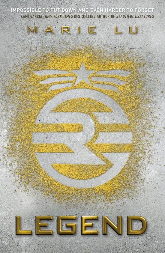 De boekcover van legend toont een metallic goud-wit embleem met vleugels en ster op een grijze achtergrond dystopian thriller