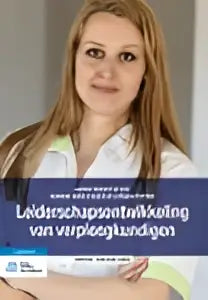 Vrouw in witte blouse met subtiel patroon en kraag bij leiderschapsontwikkeling van verpleegkundigen bsl media