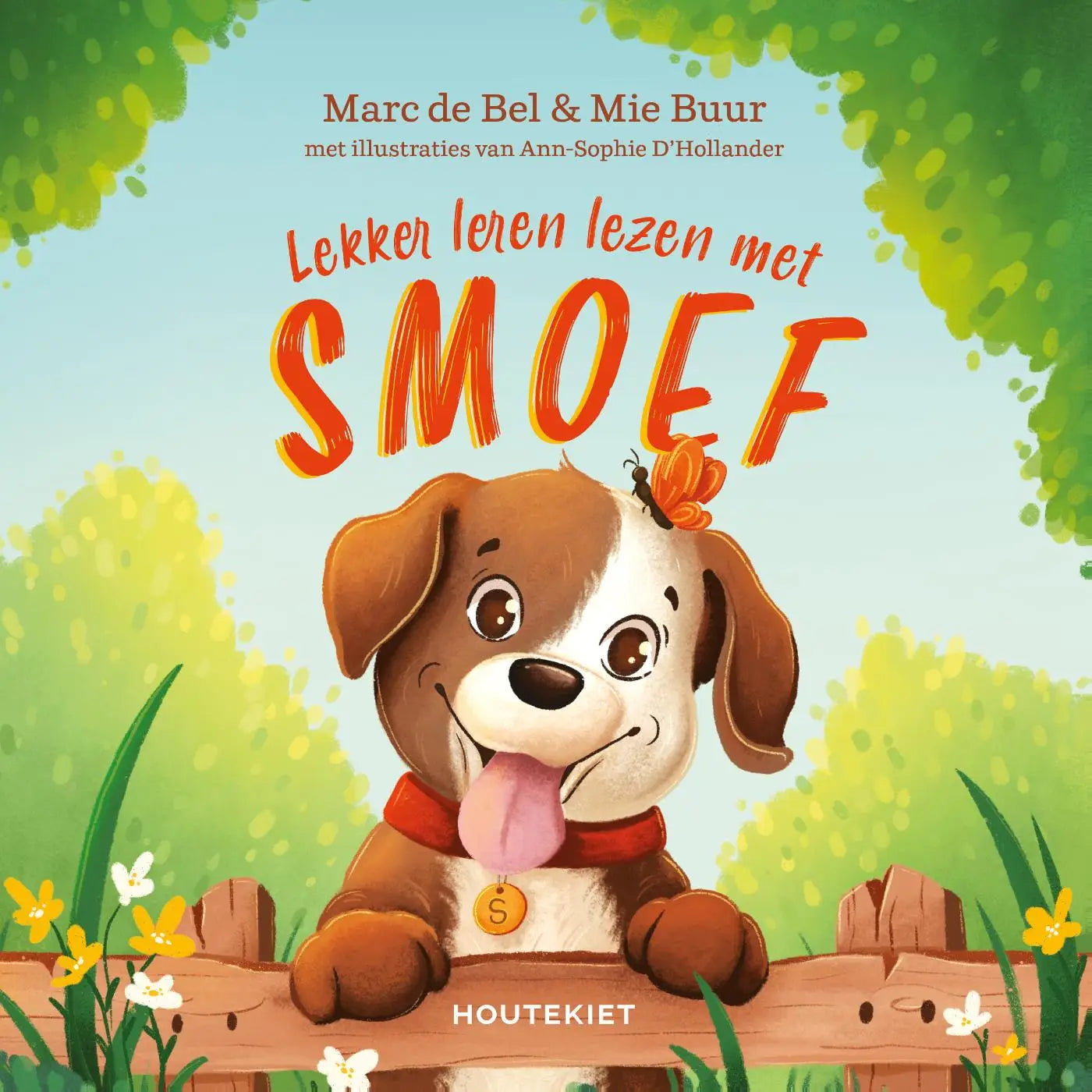 A cheerful brown and white puppy with floppy ears wearing a red collar sits on a wooden fence on the cover of lekker leren lezen met Smoef