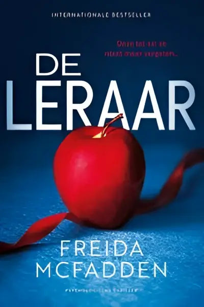Een glanzende rode appel met een lint rondom tegen een blauwe achtergrond voor de psychologische thriller de leraar freida mcfadden