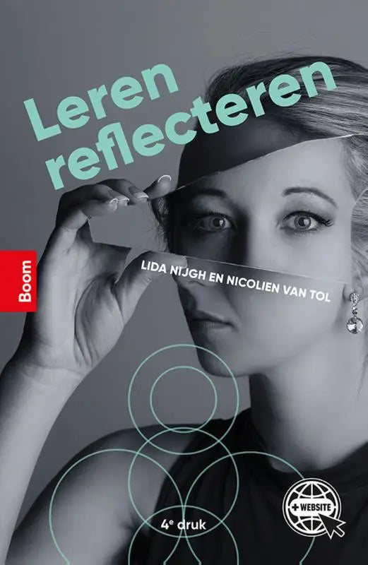 Zwart-witte boekcover van leren reflecteren met een vrouw die een strook papier voor haar gezicht houdt door lida nijgh en koninklijke boom uitgevers