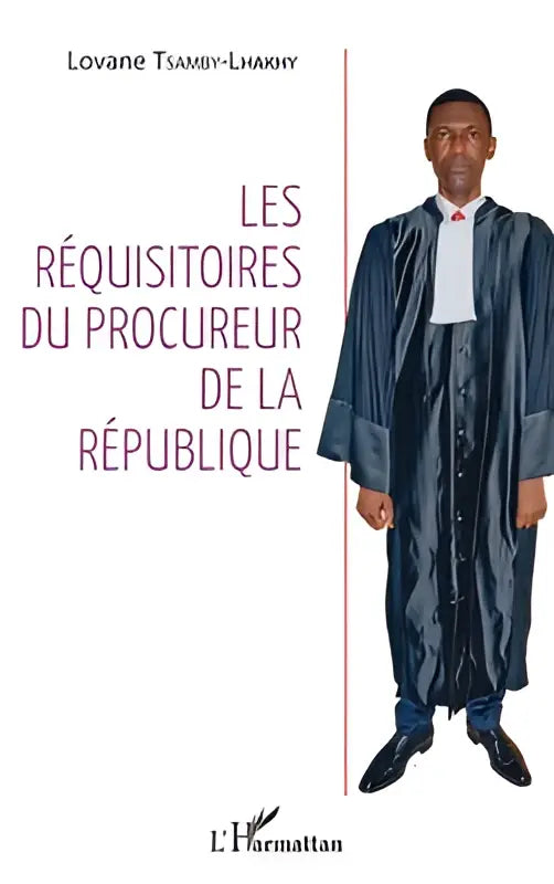 Donkerblauwe satijnen toga gedragen door man in formele kleding voor les réquisitoires du procureur