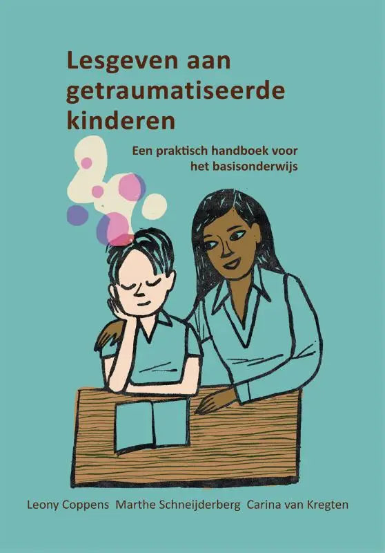 Teal gekleurde boekcover lesgeven aan getraumatiseerde kinderen met illustratie van leerkracht en leerling door leony coppens en marthe schneijderberg