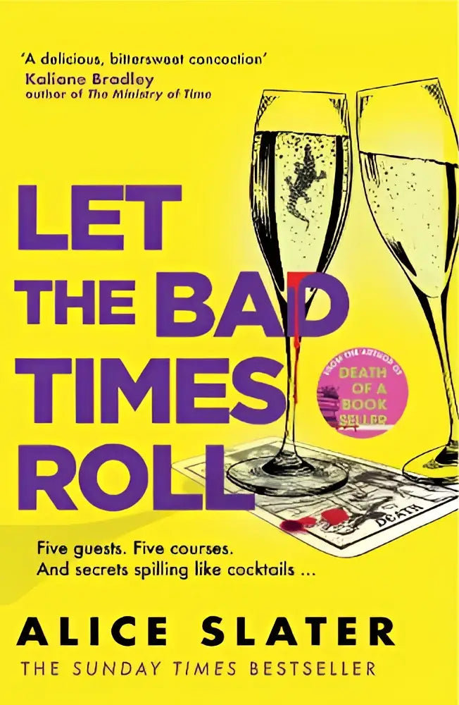 Heldergele boekomslag met twee zwart-wit champagneglazen en een speelkaart voor de dark and deadly nieuwe roman let the bad times roll van alice slater