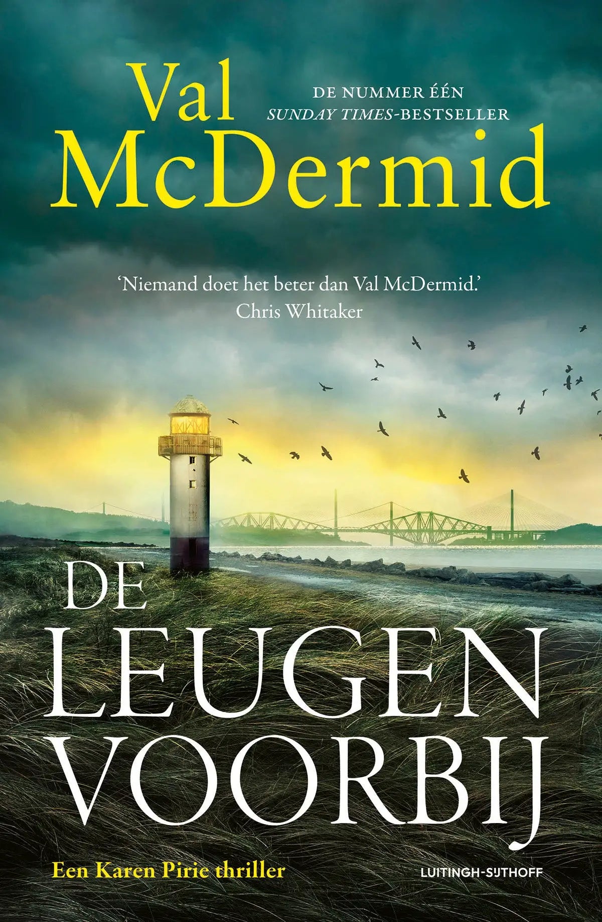 De boekcover van de leugen voorbij toont een zwart-witte vuurtoren met een gele lantaarnkamer tegen een dramatische lucht