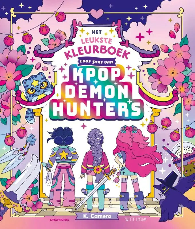 Een kleurrijk geïllustreerd kleurboek voor fans van kpop demon hunters met drie personages en bloemenboog