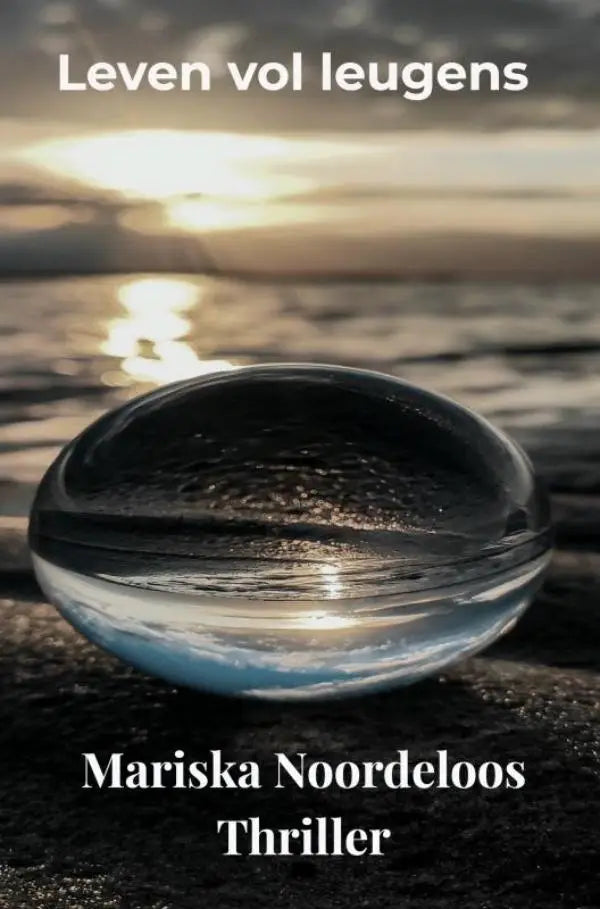 Een transparante ovale glazen bol rust op donker zand met een reflectie van de gouden zonsondergang leven vol leugens