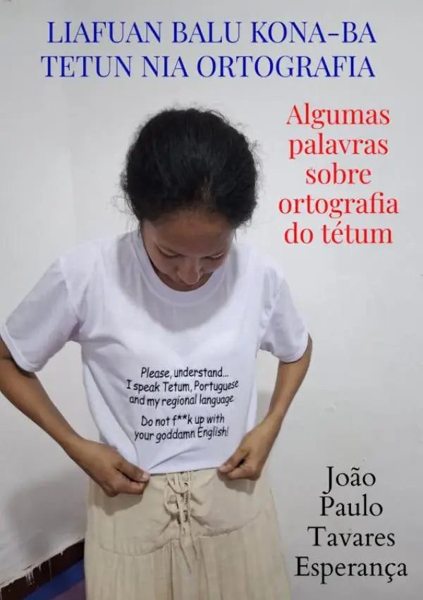 Witte katoenen t-shirt met zwarte tekst over tetun nia ortografia en enkele woorden over tetum spelling