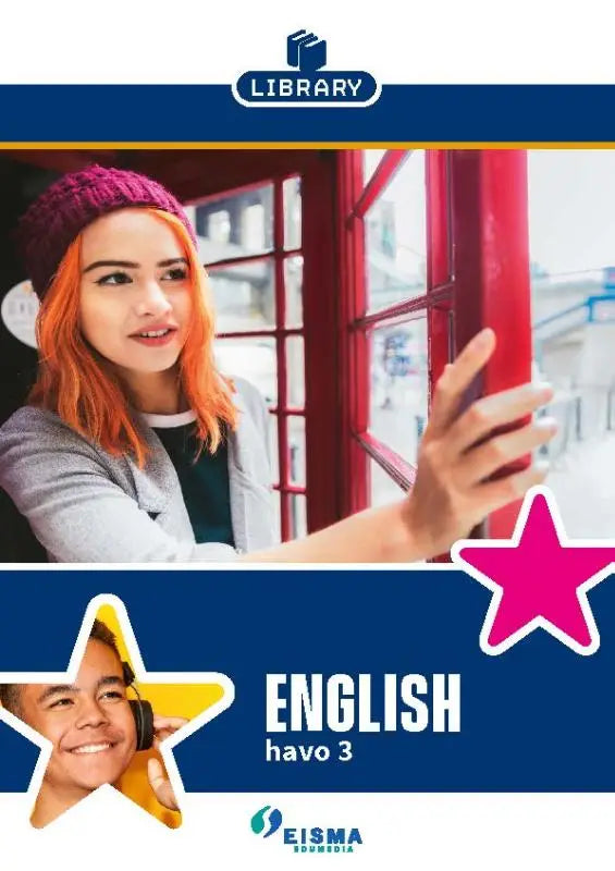 Een jonge vrouw met oranje haar en een paarse gebreide beanie neemt een selfie bij een rode telefooncel in de library