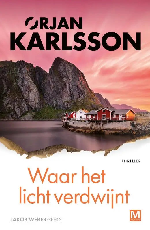 De boekcover van waar het licht verdwijnt toont een roze oranje zonsondergang boven bergen met rode en witte huizen aan het water