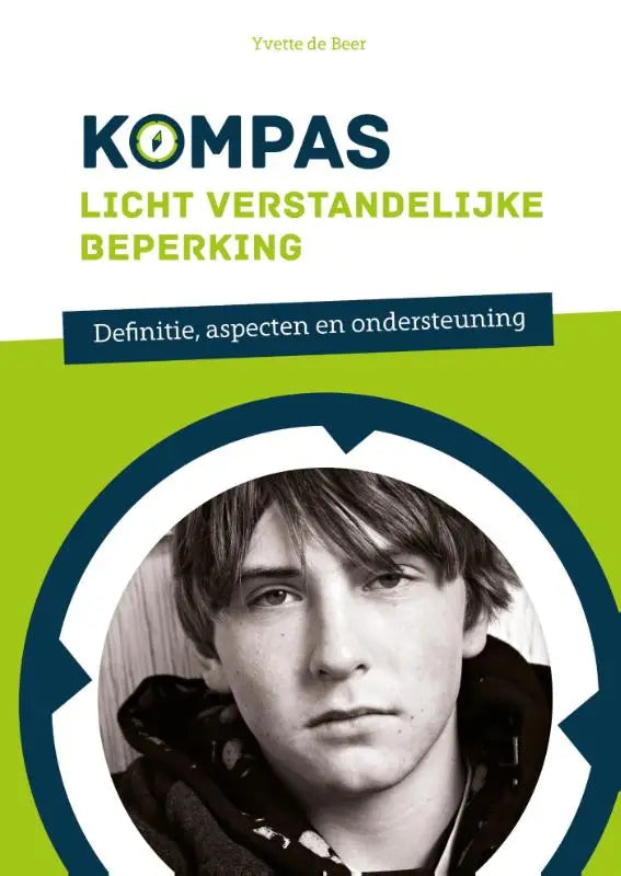 De boekhoes van licht verstandelijke beperking toont een zwart-wit portret van een jonge man met een serieuze blik en cirkelvormige randen op een limegroene achtergrond
