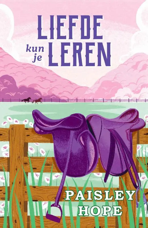 Paars glanzend leren paardenzadel paisley hope rustend tegen houten hek op silver pines ranch