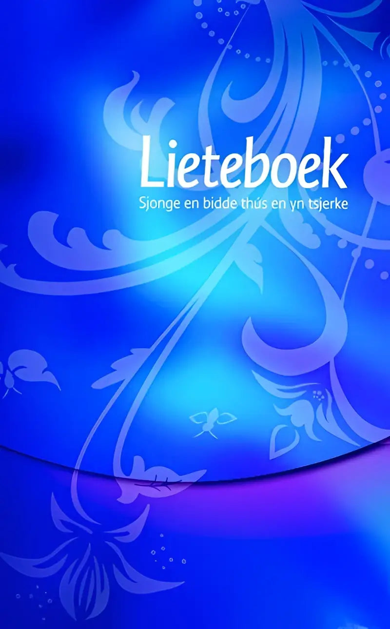 Blauw bloemenmotiefes lieteboek sjonge met witte tekst bidde thús en yn tsjerke op de omslag