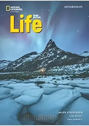 De voorkant van Life 3e editie - intermediate toont National Geographic Life met een ijzig berglandschap onder een sterrenhemel