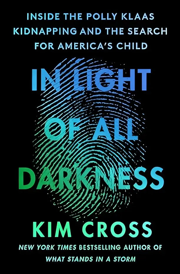 De boekcover van in light of all darkness toont een zwart oppervlak met blauwgroene tekst en een centrale vingerafdruk