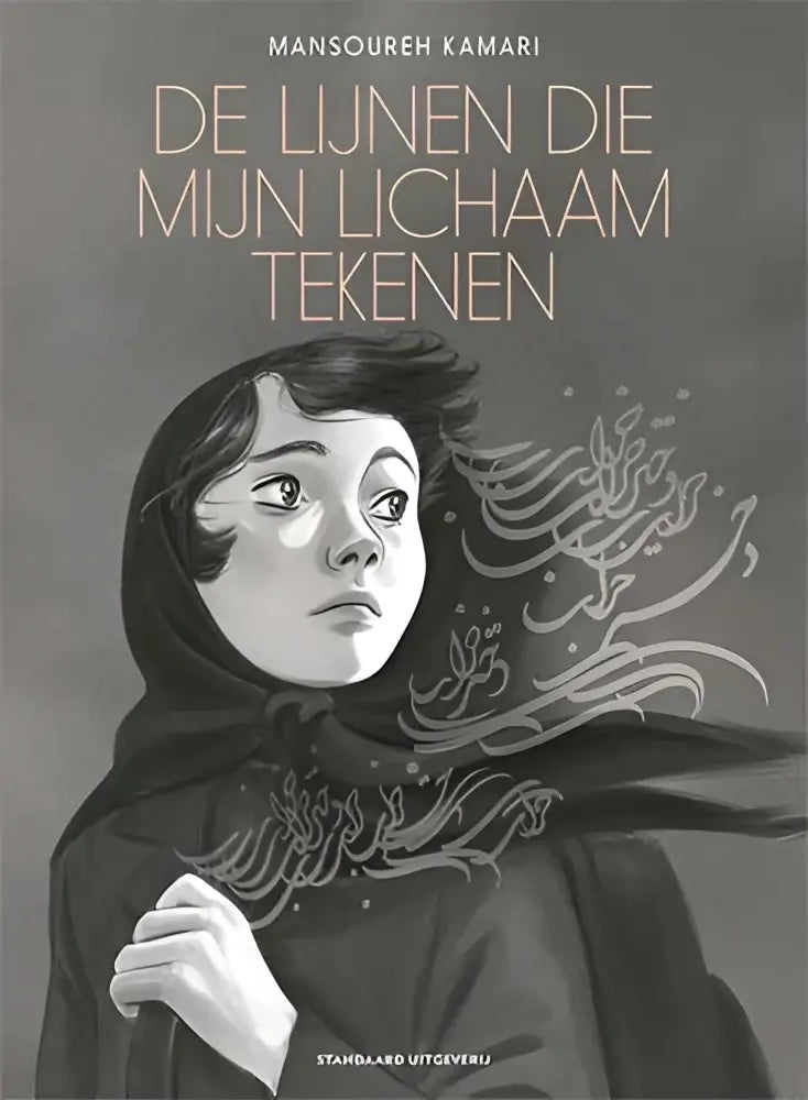 Zwart-wit illustratieve boekomslag met vrouw in capuchon en vloeiende arabische kalligrafie voor lichaam tekenen