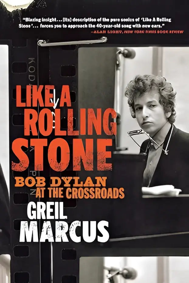 Zwart-witte boekcover met bob dylan aan piano en oranje tekst like a rolling stone door greil marcus dylan at the crossroads new jersey