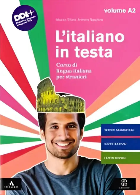 Roze en groene gestreepte omslag van l italiano in testa a2 leerboek met een glimlachende man en de colosseum afbeelding op zijn hoofd voor een educatief parcours met mappe didattiche van maurizio trifone
