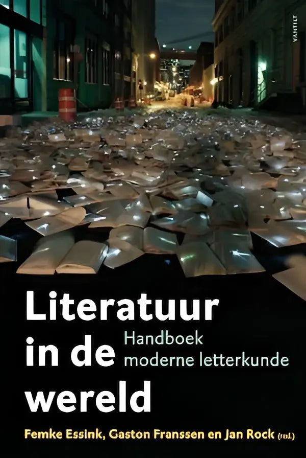 Boekcover literatuur in de wereld met zwarte achtergrond en witte tekst toont open boeken op straat nachts, gericht op nederlandse letterkunde