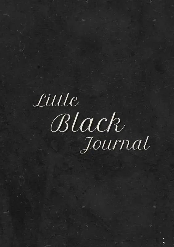 Zwart getextureerd journal met elegante witte cursieve letters little black journal voor dagelijks gebruik