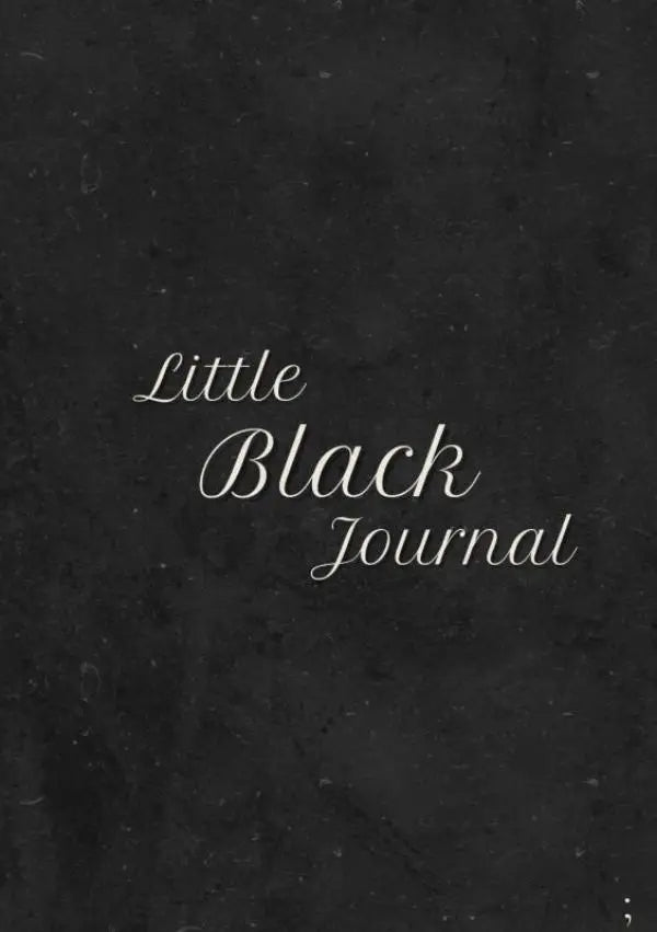 Zwarte getextureerde journal met elegante witte cursieve tekst little black journal voor het little black journal xl model