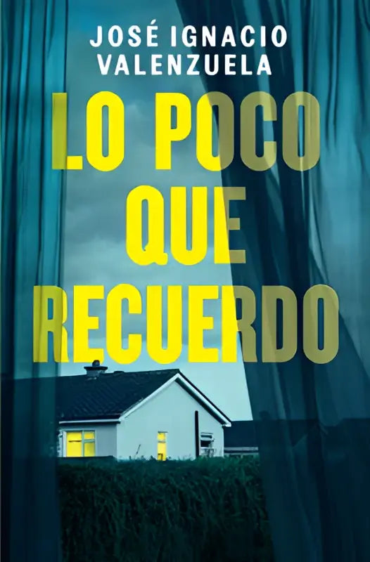 De boekcover van lo poco que recuerdo toont gele tekst op een blauwe achtergrond met een verlicht huisje