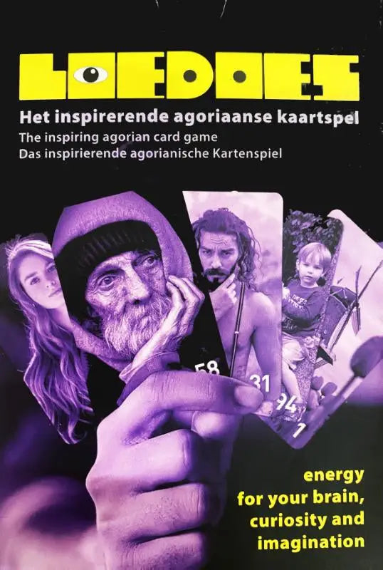 Paars gethemat doos van het kaartspel loedoes met een hand die kaarten toont voor het inspirerende agoriaanse leerspel