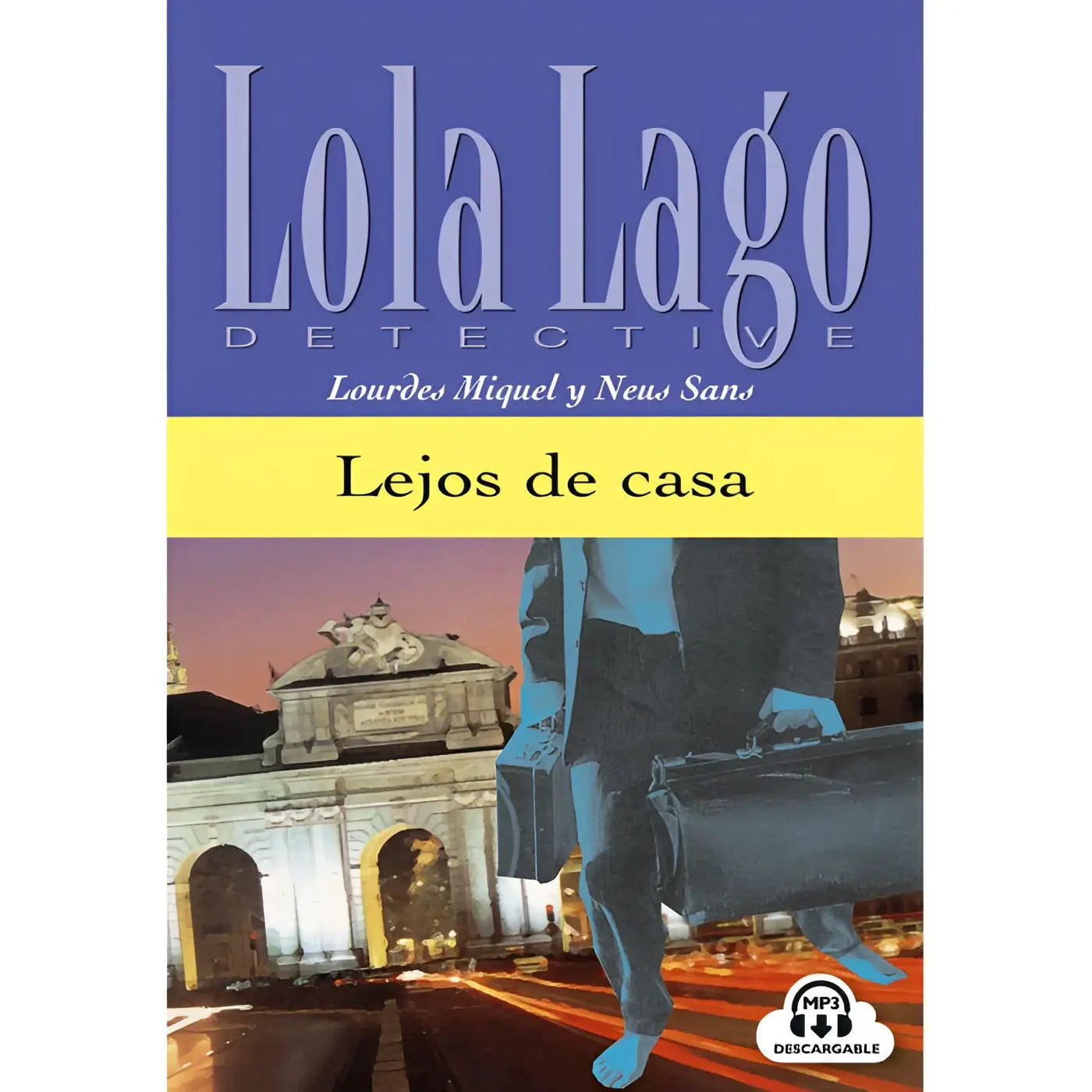 Cover van de lola lago audiobook lejos de casa met een gestileerde blauwe detective en architectonische achtergrond