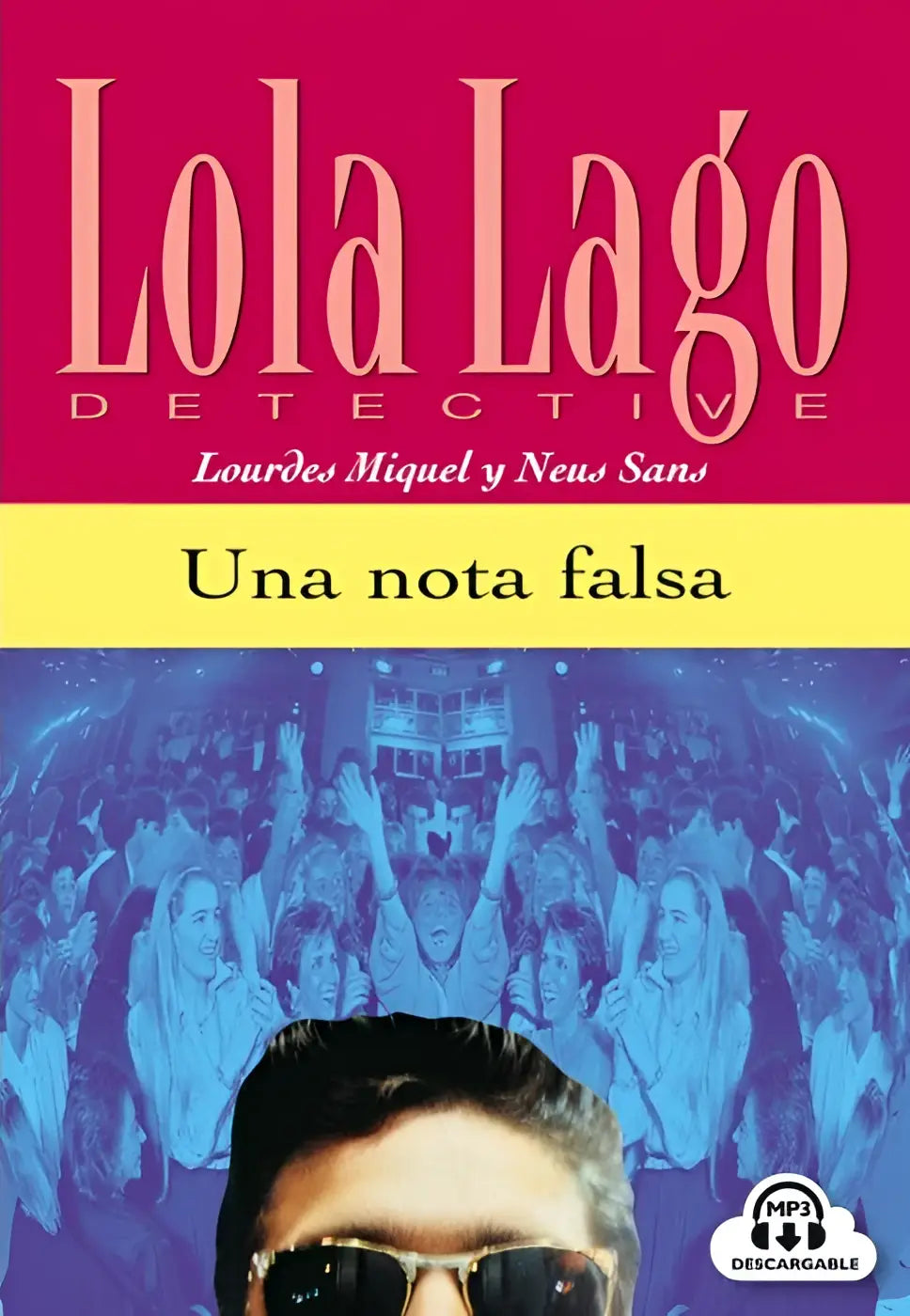 De cover van het luisterboek lola lago una nota falsa toont een man met zonnebril tegen een blauw getinte menigte