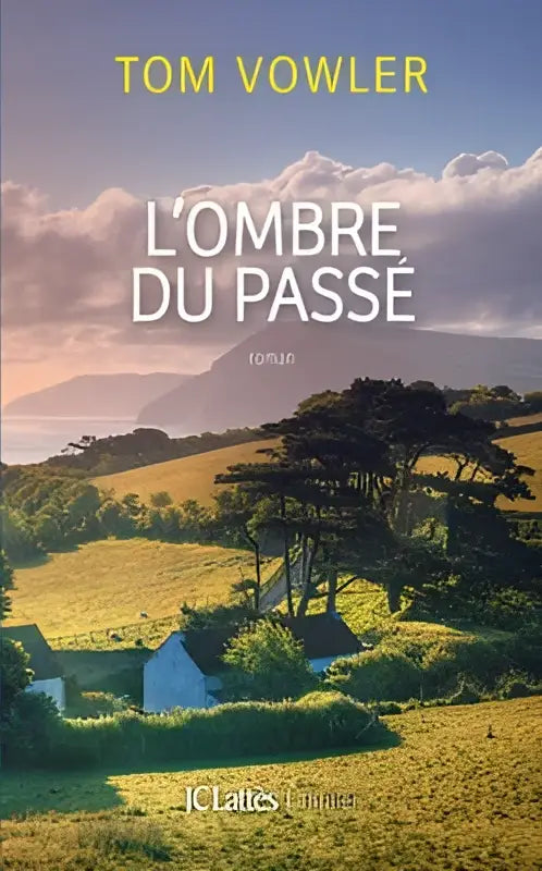 De boekcover van l’ombre du passé toont een sereen platteland met gouden velden en zachte heuvels onder een lichte hemel