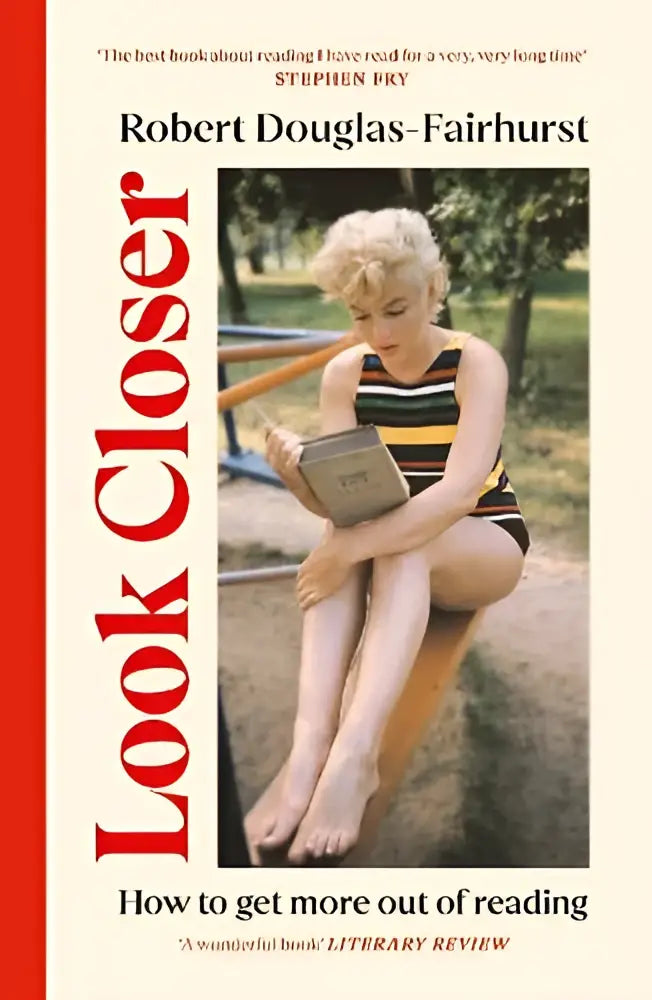 Boekomslag van look closer door robert douglas-fairhurst met vintage foto van marilyn monroe en literair theorie thema