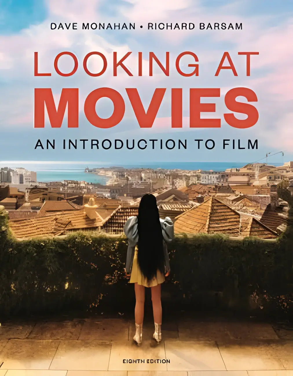 De boekcover van looking at movies toont een vrouw met zwart haar op een terracotta daken landschap als introductie tot film