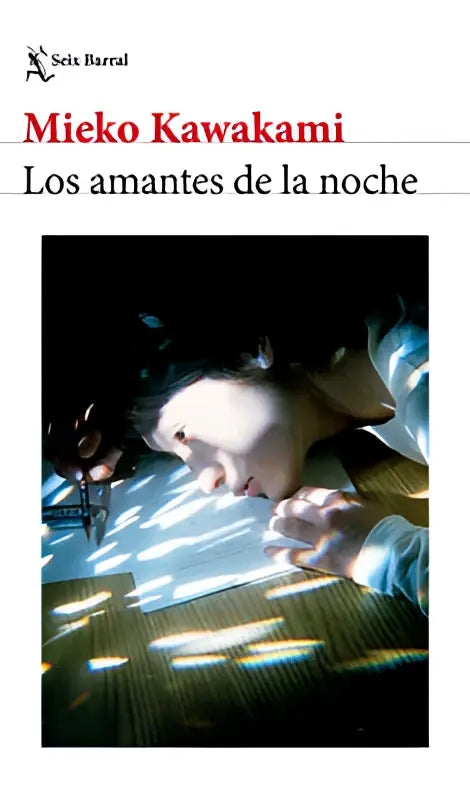 De boekcover van los amantes de la noche toont een donkere foto van een persoon liggend met licht door jaloezieën