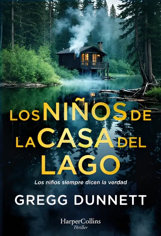 De boekcover van los niños de la casa del lago toont gele titel met een donkere bos- en mistachtig meerachtergrond