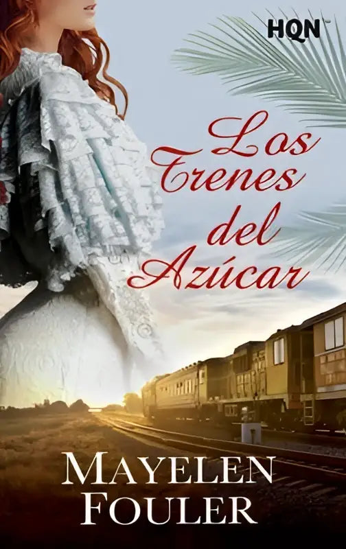 Een vrouw in een witte kanten jurk met ruches staat naast een oude trein langs het zonovergoten spoor van los trenes del azúcar