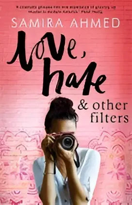 Roze boekcover van love hate en other filters door samira ahmed met vrouw die camera vasthoudt, focus op nieuwe york sieraden en hij haar