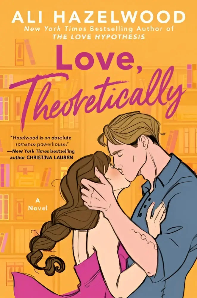 The amerikaanse standaardhardcover love theoretically door ali hazelwood toont een geïllustreerd echtpaar in een fake dating scène voor gele bibliotheekplanken