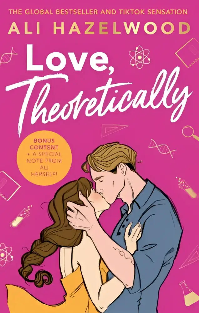 De levendige roze cover van love theoretically door ali hazelwood toont een illustratie van een slow burn romance en wetenschappelijke symbolen