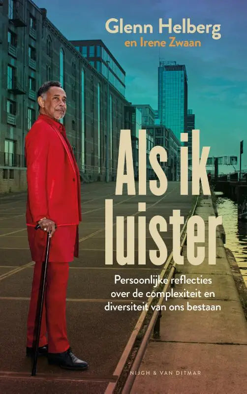 Een man in een opvallend rood pak met zwarte stok staat zelfverzekerd naast een kanaal voor literaire non-fictie als ik luister glenn helberg irene zwaan