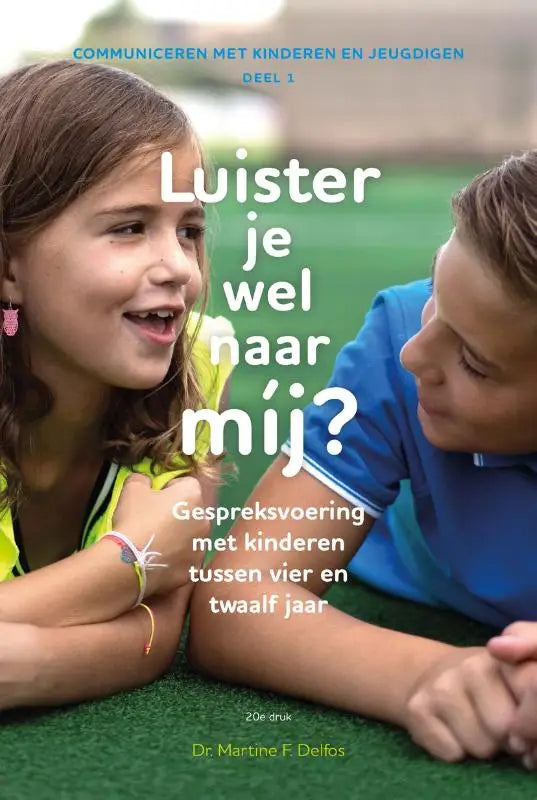 De boekcover van luister je wel naar mij toont twee kinderen op kunstgras en benadrukt sociale pedagogie