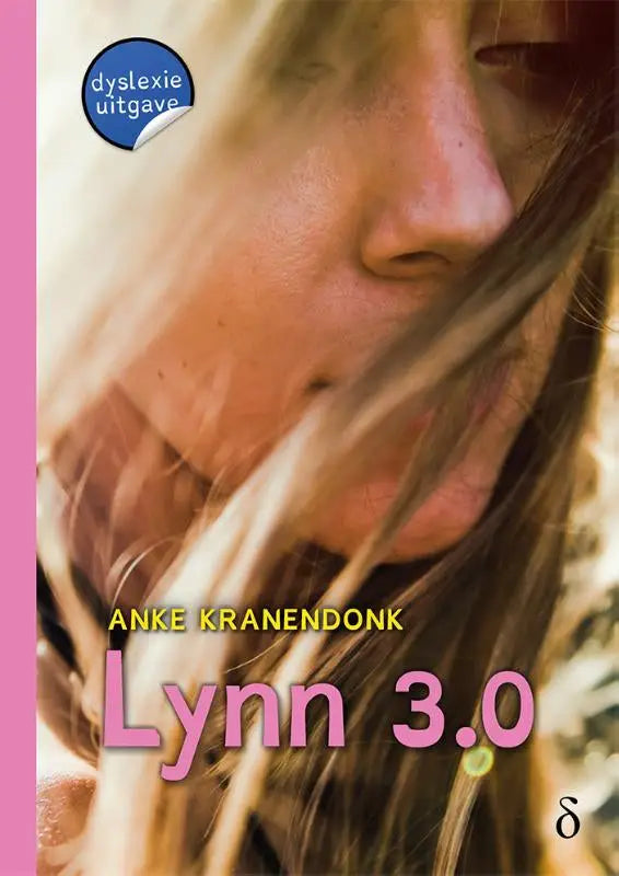 De boekcover van lynn 3.0 toont een close-up van een vrouwelijk gezicht met lang lichtblond haar op een zachtroze achtergrond