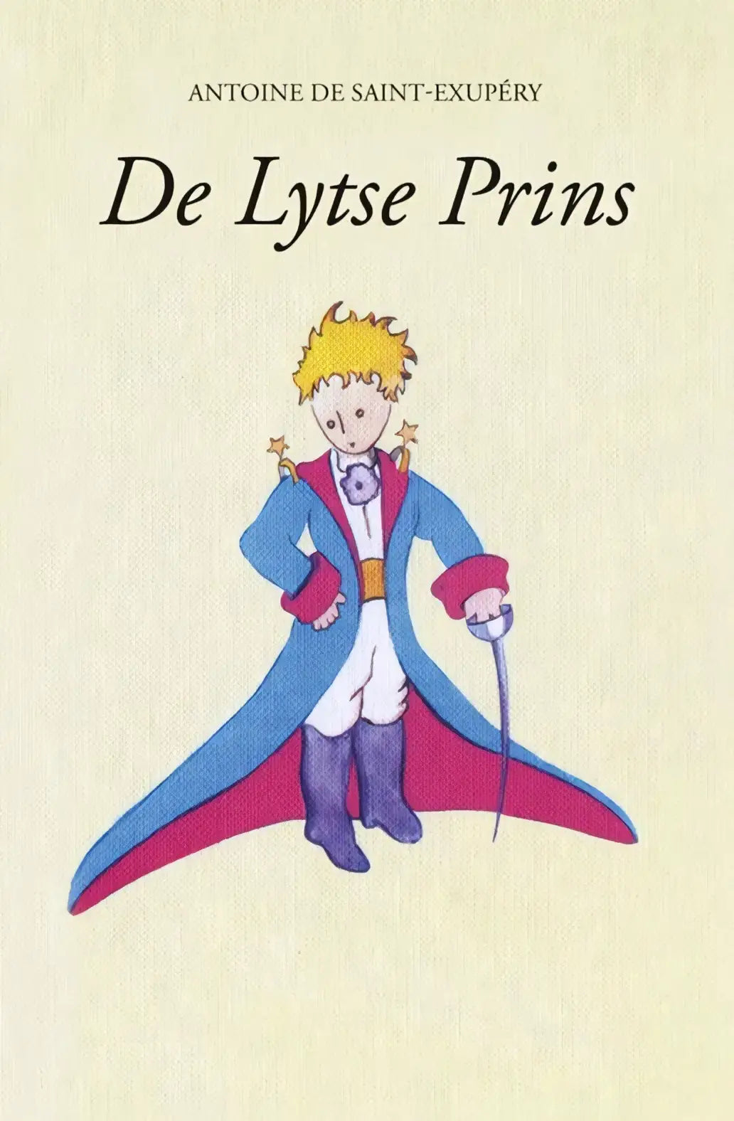 De lytse prins vertaalde literaire roman met illustratie van jongen in blauwe en rode cape met zwaard