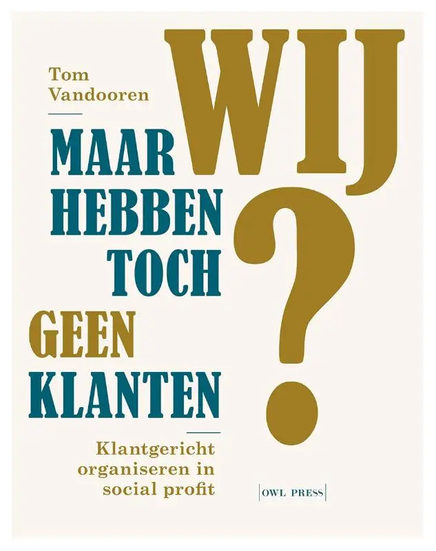 Boekcover van maar wij hebben toch geen klanten door tom vandooren met gouden en teal typografie over klantgericht organiseren social profit