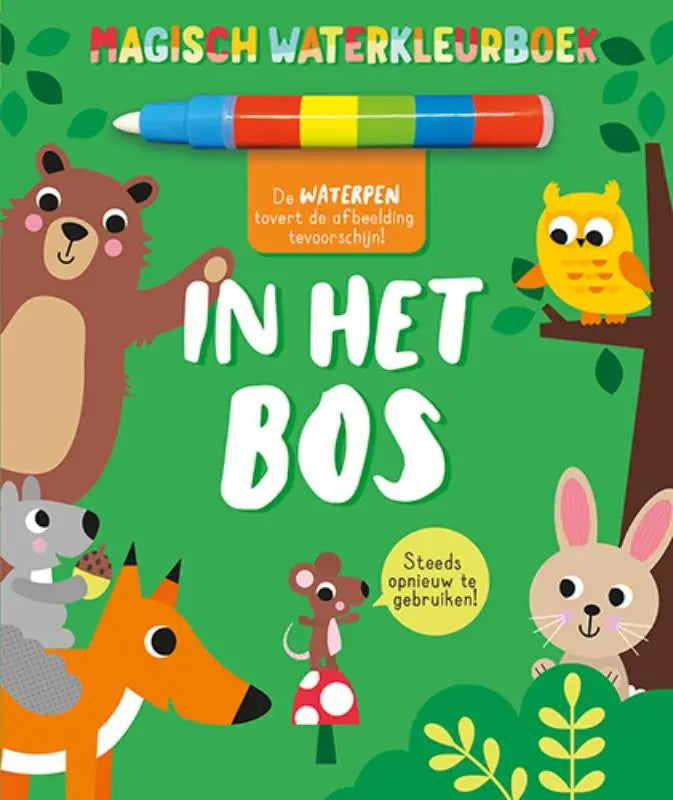 Een kleurrijke aquarelmarker met witte punt en blauwe dop ligt horizontaal op het magisch waterkleurboek in het bos