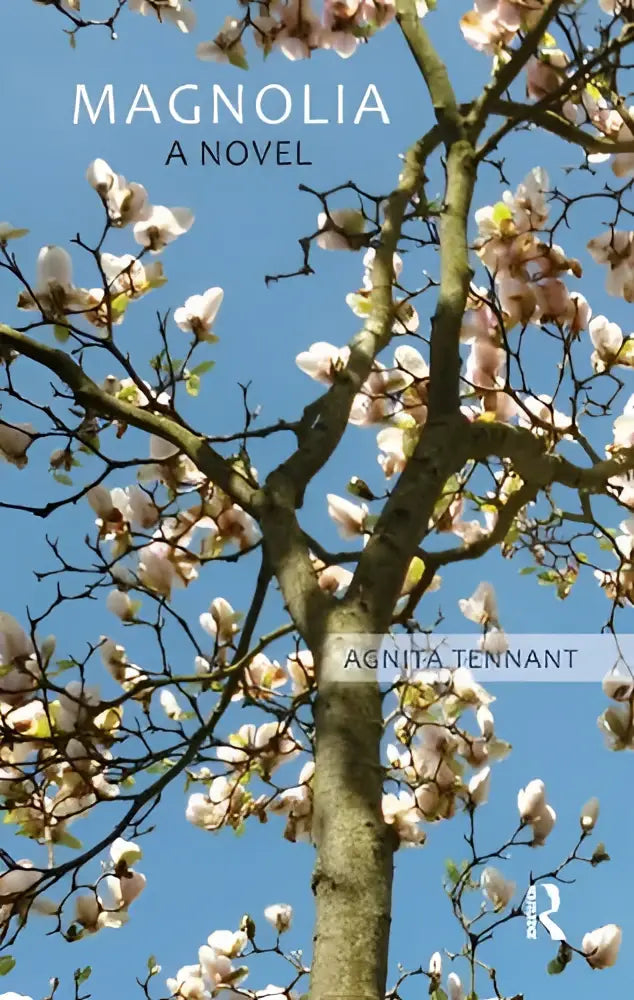 De boekomslag van magnolia een roman door agnita tennant toont een boom met roze bloemen tegen een blauwe lucht