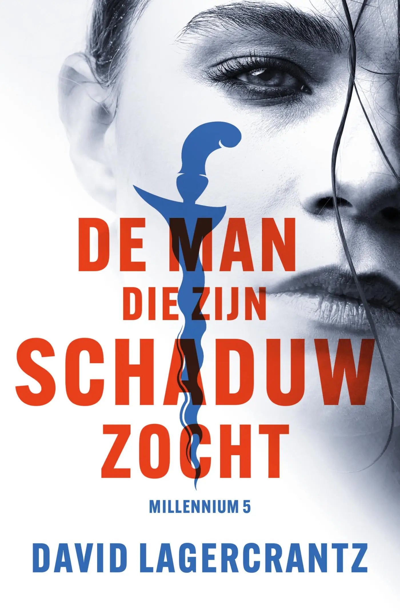 De man die zijn schaduw zocht boekcover met oranje tekst en blauwe zwaardgrafiek op monochroom vrouwenportret
