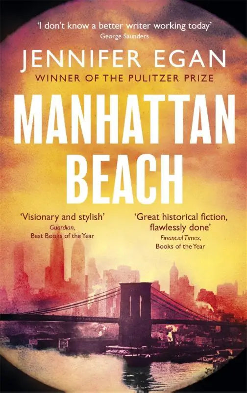De boekcover van manhattan beach door jennifer egan met de brooklyn bridge tegen een oranje en gele zonsondergang