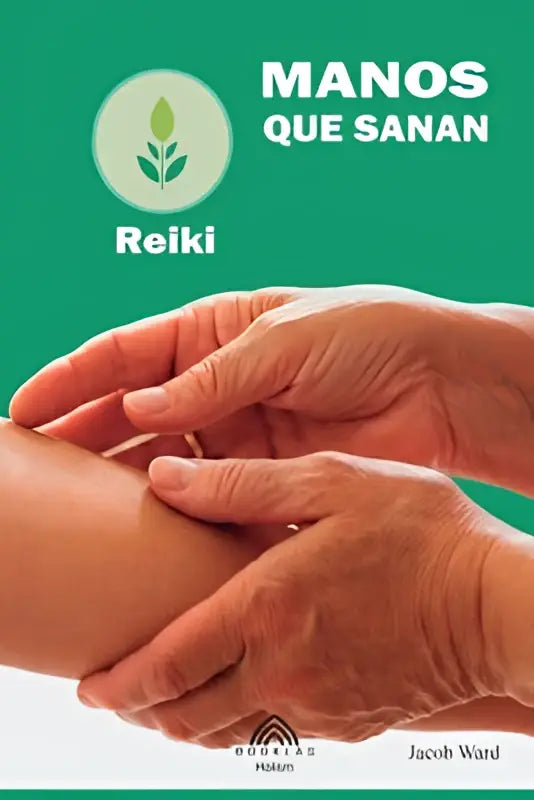 Een paar handen die zacht een arm vasthouden met een groene armband en een bladlogo bij manos que sanan reiki