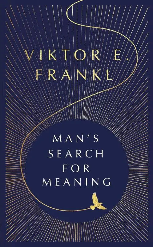 Diepzeeblauwe hardcover van Man’s Search For Meaning met gouden reliëfletters en subtiel gouden vogelmotief