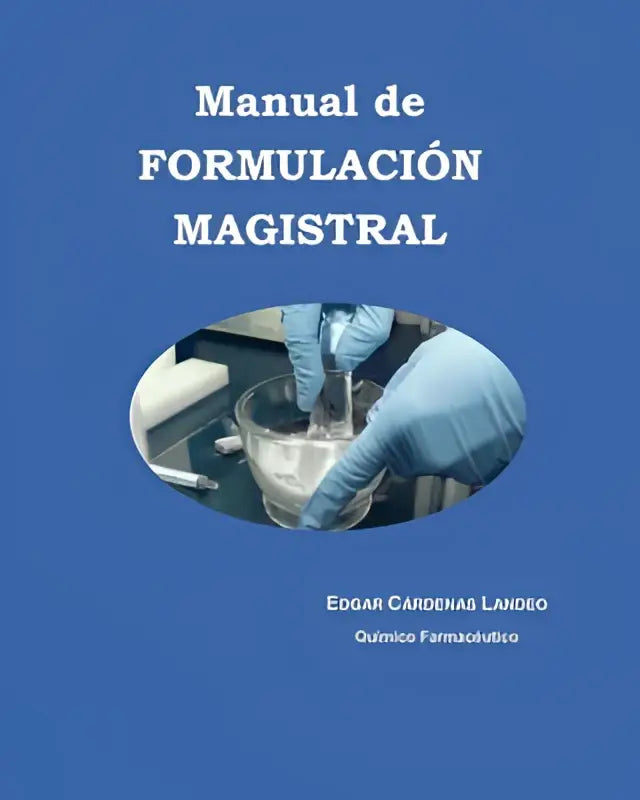 Blauw boek met de titel manual de formulacion magistral en afbeelding van handen met blauwe handschoenen die een stof vijzelen